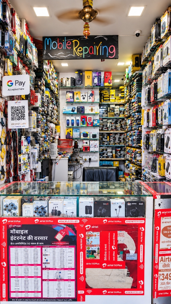 Lucky Mobile Repair Counter & Accessories Showcase